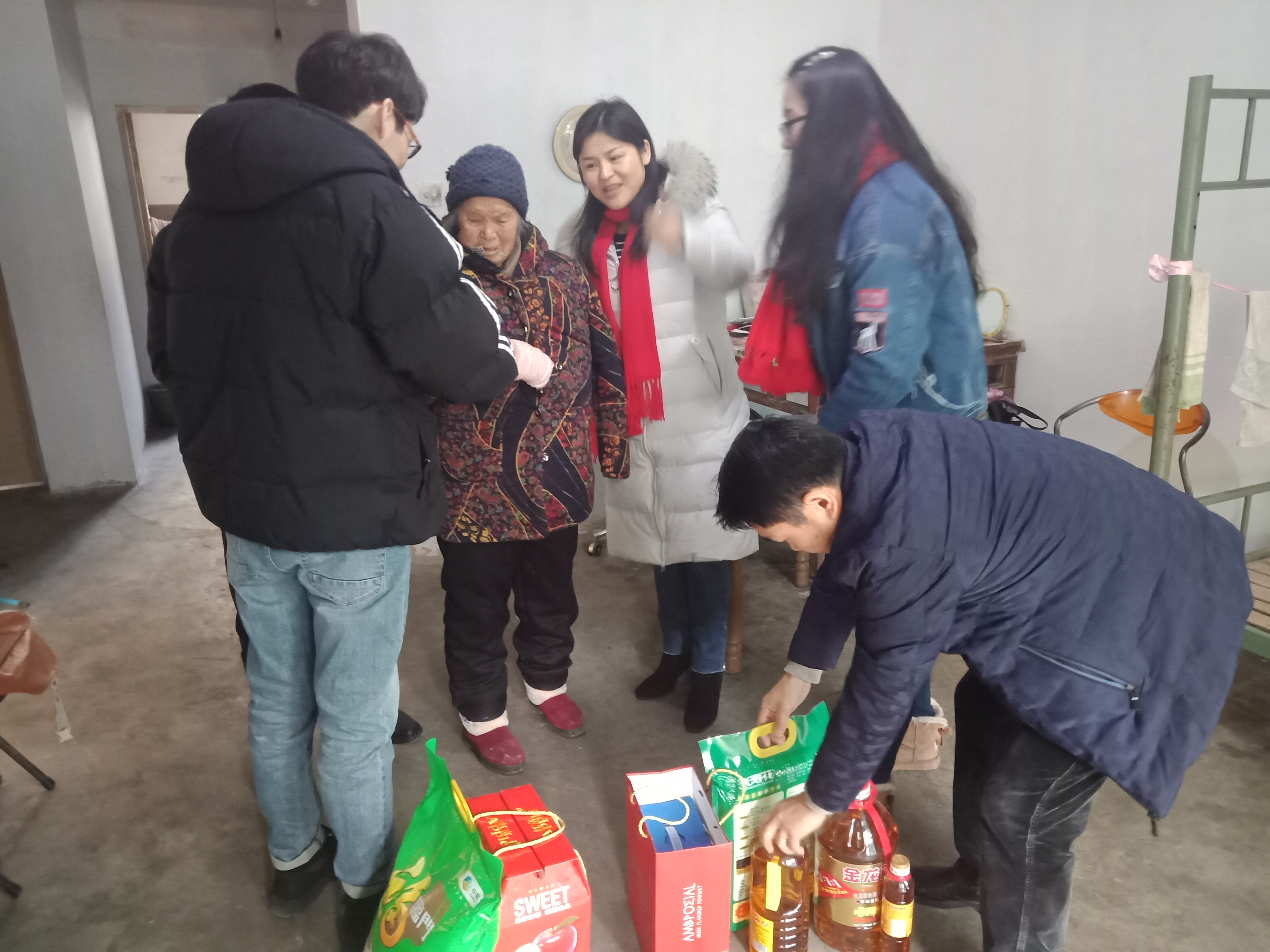 合肥小夫包裝有限公司慰問海恒社區(qū)獨(dú)居老人，合肥包裝禮品定制廠家15055181378